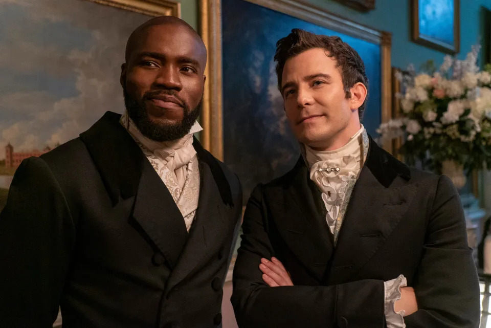 Martins Imhangbe como Will Mondrich y Luke Thompson como Benedict Bridgerton en el episodio dos de la tercera temporada de "Bridgerton".