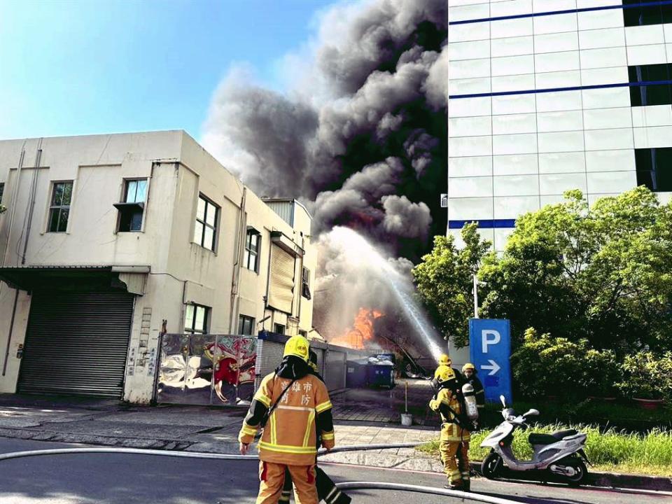 高雄市楠梓科技產業園區日商「塑美貝科技有限公司」廠房爆炸起火，陣陣濃煙往天空直竄。（記者鐘敏綺翻攝）