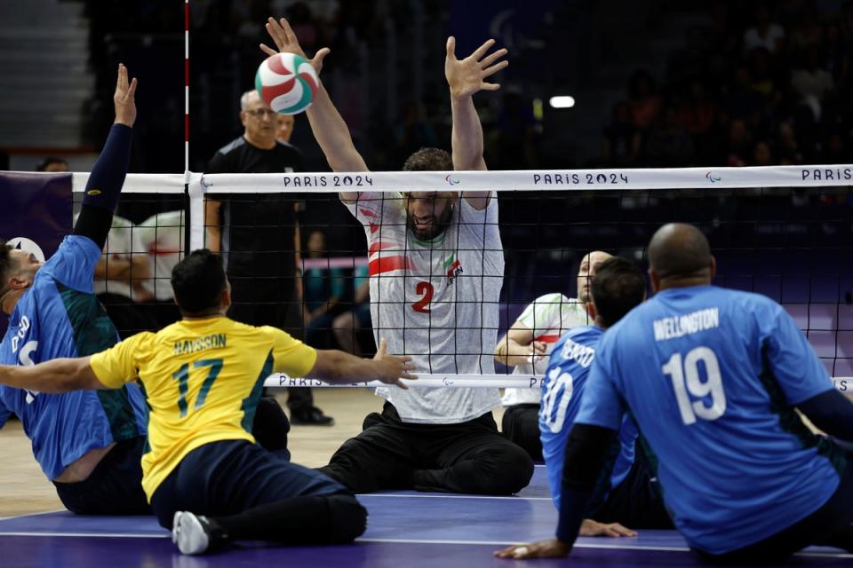 El iraní Morteza Mehrzadselakjani bloquea el balón en los Juegos Paralímpicos de París (AP)