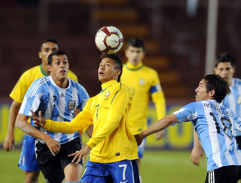 Neymar, jugando para el Sub 20 de Brasil, ante la Argentina, en 2011; no pueden detenerlo Funes Mori y Lucas Rodríguez