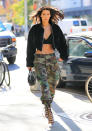 In the Army now? Bella Hadid spazierte am Dienstag (25. Oktober) im Military-Stil durch New York. Laut Social Media Kanälen ist das der aktuell meistgesuchte Trend überhaupt. (Bild: Splash)