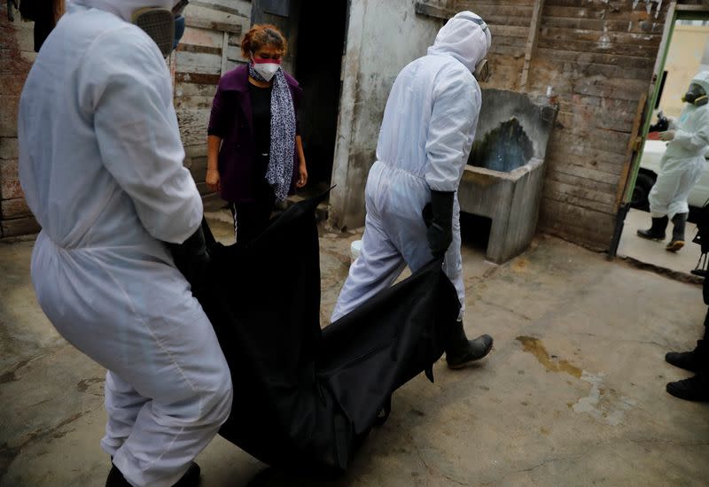 Imagen de archivo de trabajadores del crematorio Piedrangel llevándose a una víctima de coronavirus de una casa en Lima, Perú.