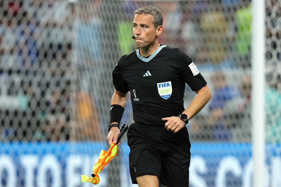 DOHA, QATAR - DECEMBER 03: Assistant Referee Tomasz Listkiewicz of Poland during the FIFA World Cup Qatar 2022 Round of 16 match between Argentina and Australia at Ahmad Bin Ali Stadium on December 03, 2022 in Doha, Qatar. (Photo by Youssef Loulidi/Fantasista/Getty Images)