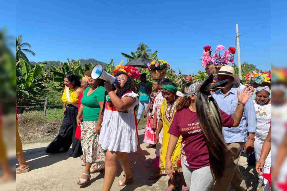 Afromexicanas encabezando caminata realizada al inicio del XXIII Encuentro de Pueblos Negros, que se llevó a cabo en San José Río Verde la Boquilla, Jamiltepec, Oaxaca, el 18 y 19 de noviembre de 2022. Afrodescendencias en México, Investigación e Incidencia A.C.
