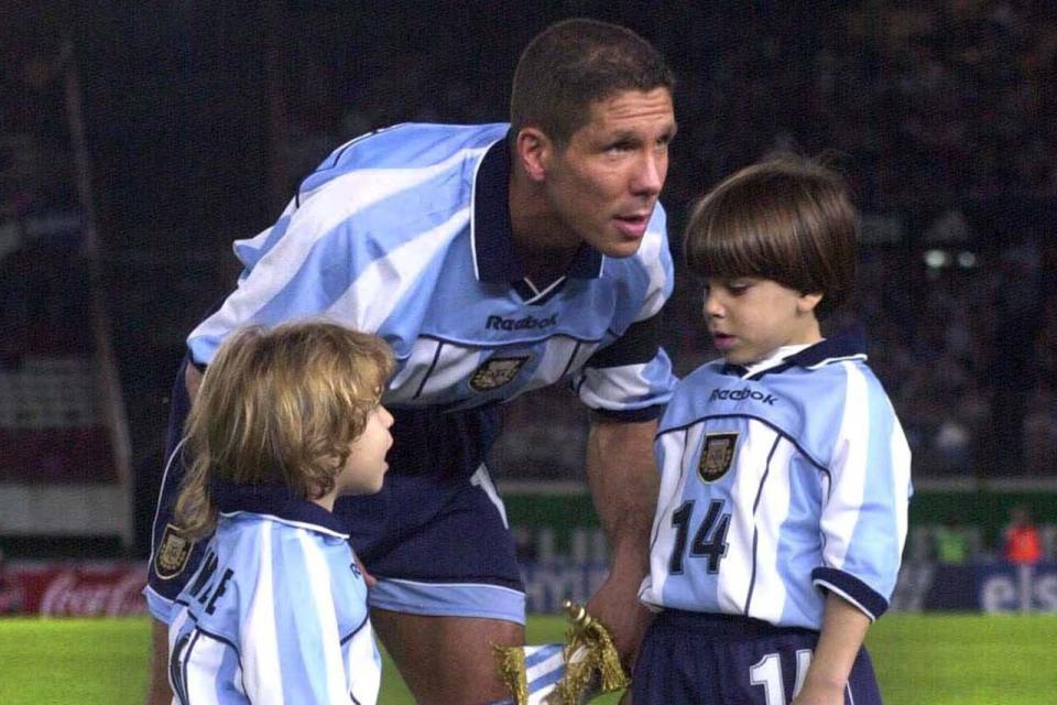 A la derecha de la imagen, Giovanni Simeone, con 6 años en el Monumental, el día que su padre cumplía 100 partidos en la selección argentina; el "Cholo" les transmitió a sus hijos la pasión por los colores