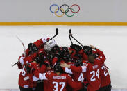 Canada's players huddle as they celebrate defeating Sweden in their men's ice hockey gold medal game at the Sochi 2014 Winter Olympic Games February 23, 2014. REUTERS/Mark Blinch (RUSSIA - Tags: SPORT ICE HOCKEY OLYMPICS TPX IMAGES OF THE DAY)