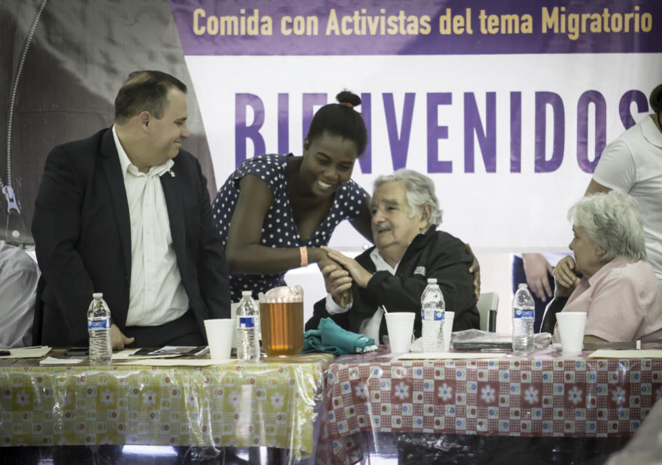 Mujica regaló frases de ánimo a los numerosos africanos, haitianos y otros extranjeros llegados a México desde diversos países y criticó las desigualdades en el mundo actual.