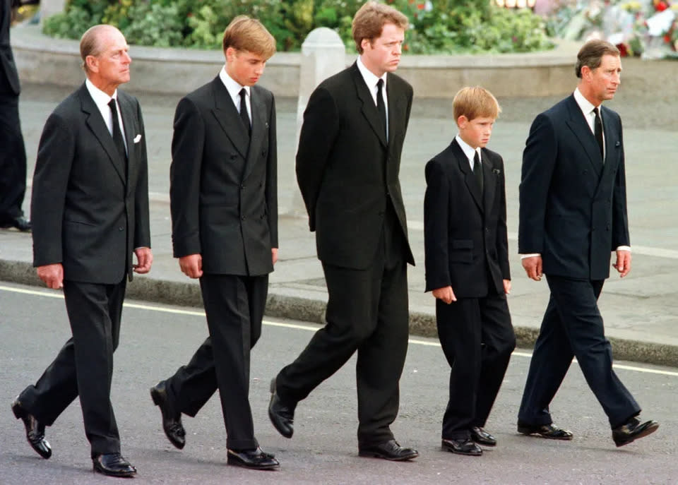 Harry hizo referencia a caminar detrás del ataúd de su madre después de su muerte en 1997 (AP)