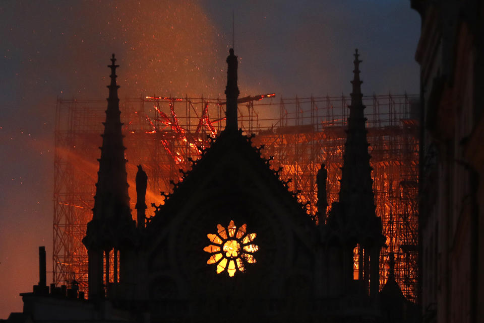 El fuego devora la catedral de Notre Dame de París