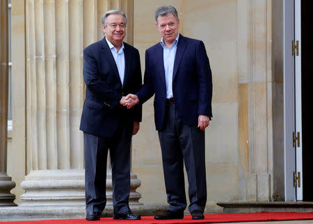 Colombia's President Juan Manuel Santos and U.N. Secretary General Antonio Guterres shake hands outside the presidential palace in Bogota, Colombia January 13, 2018. REUTERS/Jaime Saldarriaga