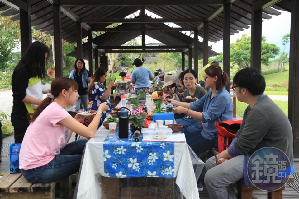 大夥圍在一起體驗早期農民餐點的滋味。