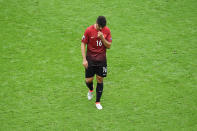 <p>Peinlich: Der türkische Nationalspieler Ozan Tufan richtete sich ausgerechnet in dem Moment die Haare, als Kroatien zum Volleytor ansetzte. Der Ball ging ins Tor - auf Tufans Kosten. (Bild: Getty Images) </p>