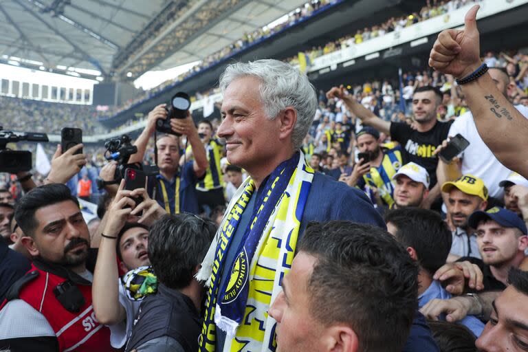 Jose Mourinho posa en la presentación como DT de Fernerbahce en el estadio Sukru Saracoglu de Estambul