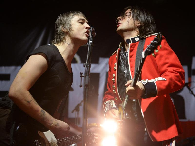 Pete Doherty (l) und Carl Barât spielen wieder zusammen. Foto: Britta Pedersen