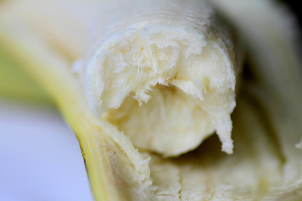 Una banana con piel comestible inventada en Japón. El problema, el precio. 4,9 euros por pieza. (Foto: REUTERS/Thomas White/Illustration)