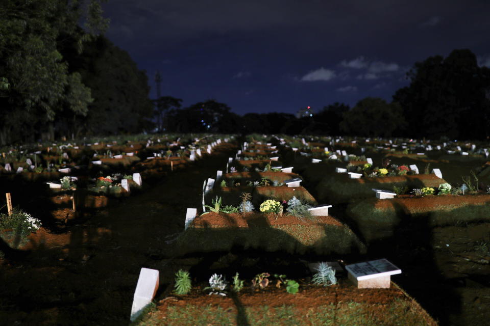 Los entierros nocturnos de Brasil por la gran cantidad de muertos