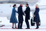 <p>Der Herzog und die Herzogin von Cambridge landeten am dritten Tag ihrer Reise am verschneiten Oslo Gerdermoen Airport. Sie wurden dort von Kronprinz Haakon und Kronprinzessin Mette-Marit begrüßt.<em> [Bild: Getty]</em> </p>