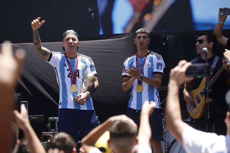 Los jugadores fueron recibiendo distintos homenajes: tendrán ahora el de la cancha