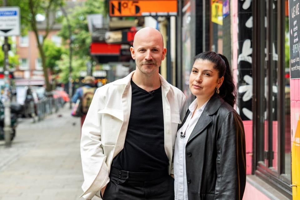 Elif Oskan und Markus Stöckle - Tim Mälzer schweißt die beiden noch fester zusammen. (Bild: RTL / Markus Hertrich)