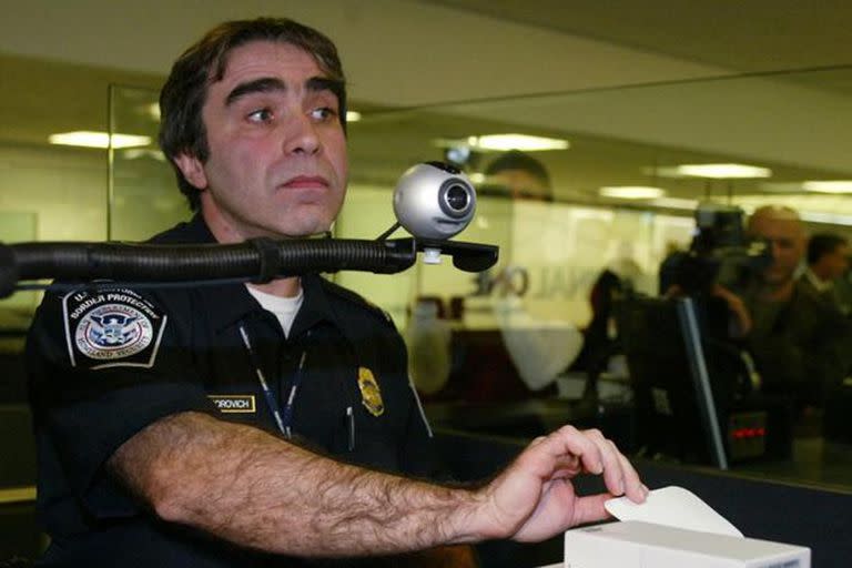 Un oficial de aduanas muestra una máquina de escaneo de huellas dactilares y de identificación en el aeropuerto JFK de Nueva York el 5 de enero de 2004