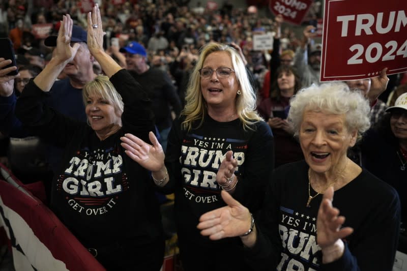 <cite>2024年1月6日，美國前總統川普在愛荷華州的支持者穿著「川普女孩」的競選T恤。（美聯社）</cite>