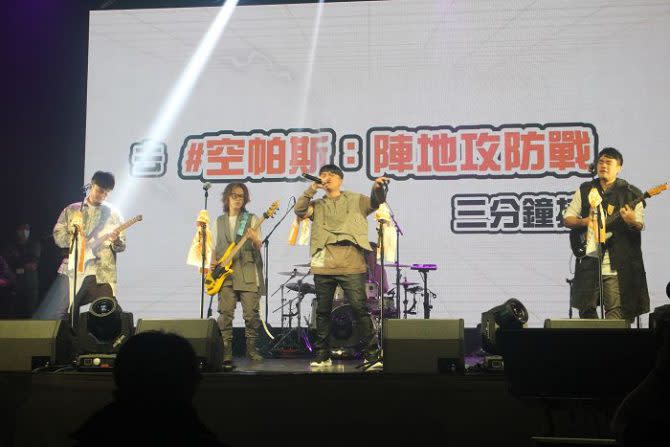 官方邀請ˇ到台灣 YOUTUBER 界樂團七月半於上市記者會進行演唱。（圖：柯宗鑫攝）