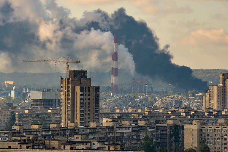 Nubes de humo se elevan sobre la capital ucraniana como resultado de los ataques de misiles rusos. 