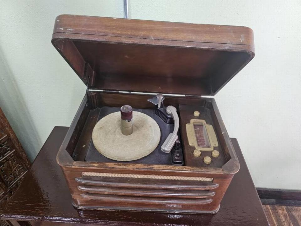 Victrola Record Player at David Howard’s antique store