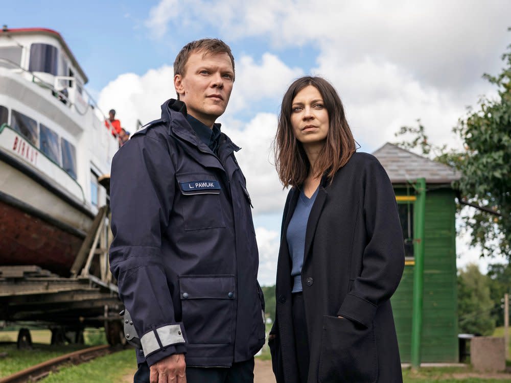 "Der Masuren-Krimi: Blutgeld": Dorfpolizist Leon Pawlak (Sebastian Hülk) und die Berliner Kriminaltechnikerin Dr. Viktoria Wex (Claudia Eisinger) ermitteln in einem Mordfall am Elblaski-Kanal. (Bild: ARD Degeto/Karolina Grabowski)