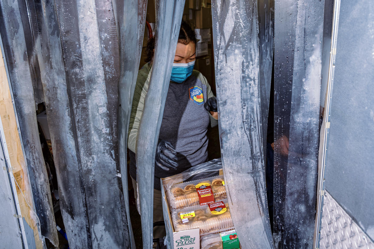 Vue Vang recolecta alimentos donados el 9 de agosto de 2022, en un supermercado de Fresno, California, donde, según una nueva ley, las tiendas de comestibles están obligadas a donar "la máxima cantidad de alimentos consumibles que de otro modo se desecharían". (Andri Tambunan/The New York Times).