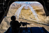 <p>Ein Soldat der U.S. Air Force feuert bei einem Testflug in Afghanistan ein Leuchtgeschoss aus einem Armee-Helikopter ab. (Bild: Reuters, U.S. Air Force/Tech. Sgt. Gregory Brook) </p>