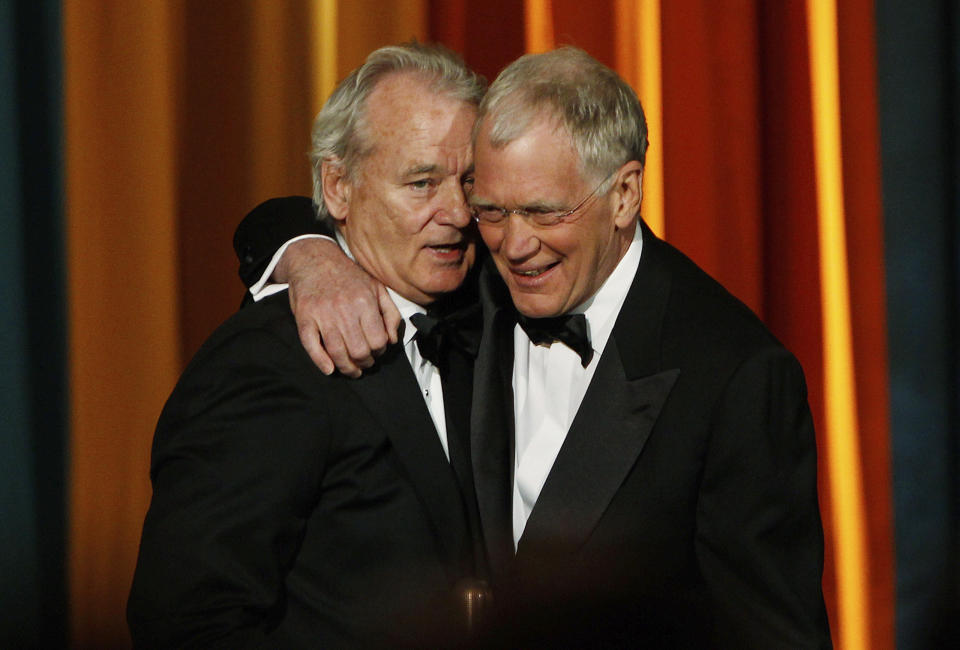 L'attore Bill Murray (a sinistra) presenta il Johnny Carson Award for Excellence in Comedy a David Letterman (a destra) in 