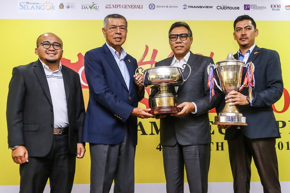 Tan Sri Datuk Setia Mohd Anwar Mohd Nor (second left) Datuk Rashid Asari (second right) pose for a group photo with the trophies at a press conference in Bangi June 17, 2019. — Pictures by Hari Anggara