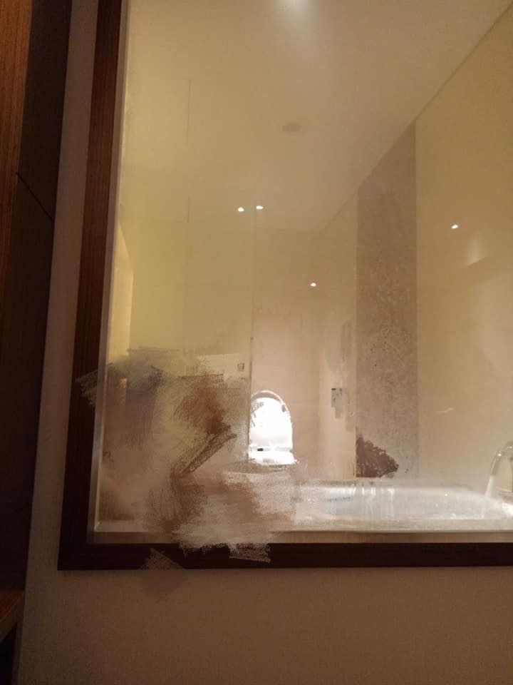 情趣？飯店玻璃「洗澡被看光」　人妻害羞發文！內行曝真實用途