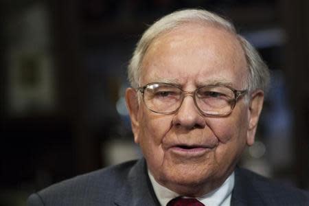 Investor Warren Buffett poses for a portrait during an interview after a luncheon to benefit the Glide Foundation of San Francisco in New York April 23, 2014. REUTERS/Lucas Jackson