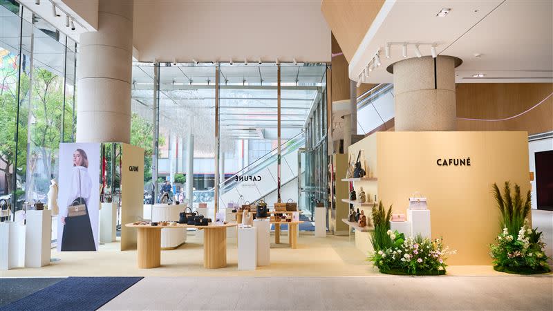 Cafuné 首次登陸台灣，於5月22日在遠百信義A13 1F開設快閃店。品牌專為現代女性而設，以高級的意大利皮革，永不過時的設計加上精緻細節，為顧客提供簡約又有質感的包包。（圖／品牌業者提供）