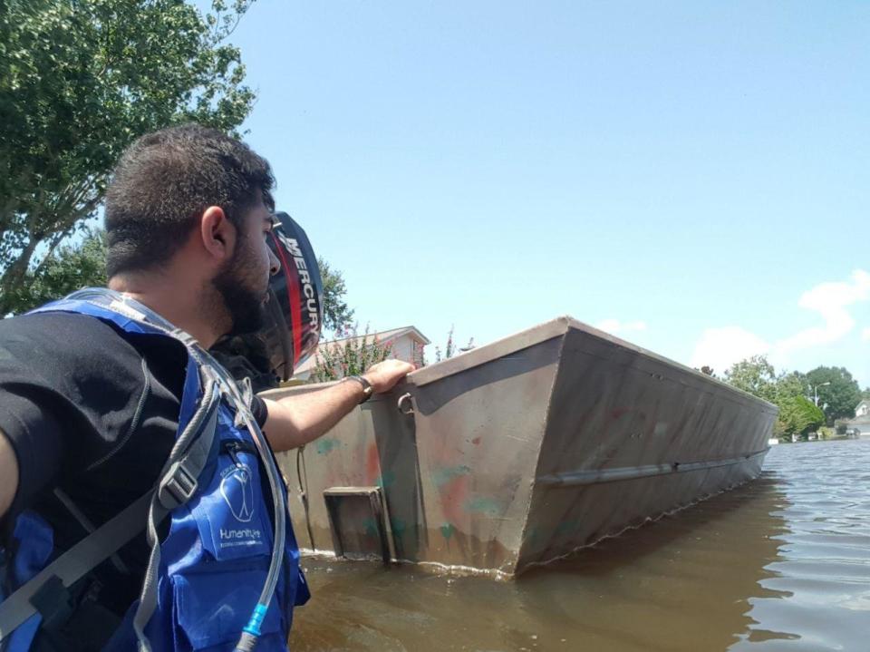 AMYA volunteers set out by boat to rescue Houston residents trapped in their homes. (Photo: Ahmadiyya Muslim Youth Association)