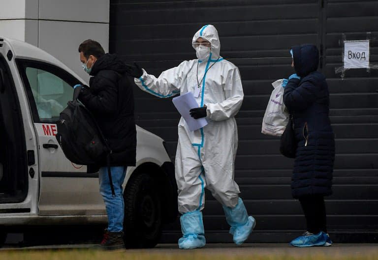 Un soignant à l'entrée des urgences d'un hôpital de Kommunarka, à la périphérie de Moscou, en Russie, le 16 novembre 2020 - NATALIA KOLESNIKOVA © 2019 AFP