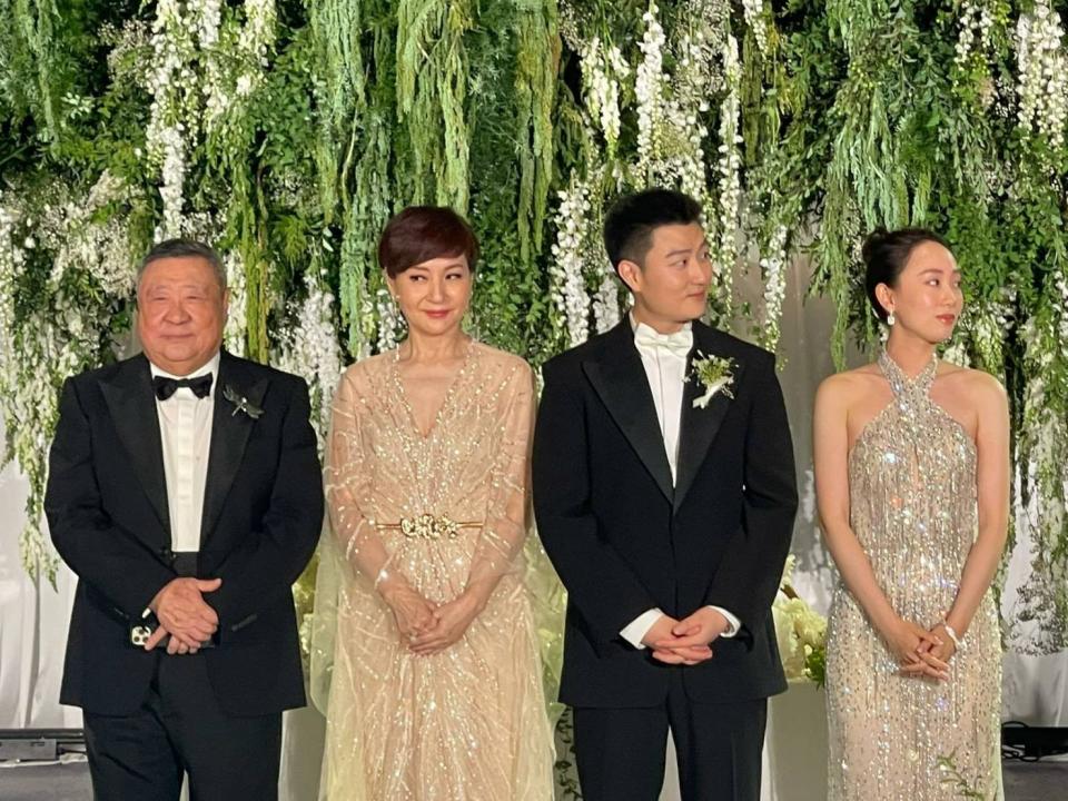 方芳芳（左二）與老公丹尼爾（左）昨晚為兒子Jason和媳婦Celine在上海萬豪酒店舉行婚禮。