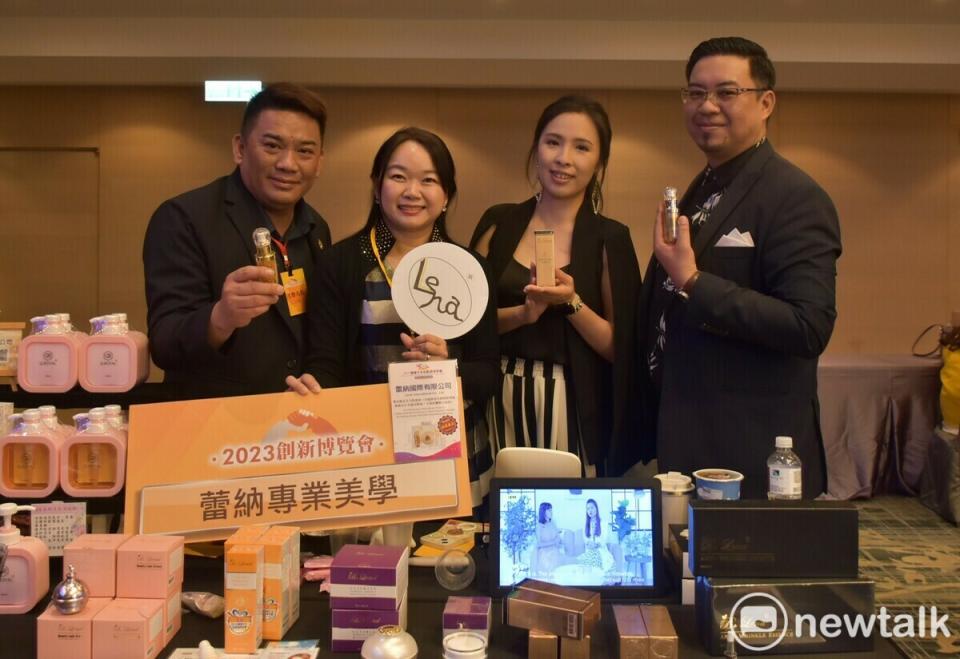 張瓈文(左二)行銷自創品牌的保養品，好夥伴吳鎮宇(左一)、陳玟羽(右二)、周代耀齊站台。   圖：孫家銘攝