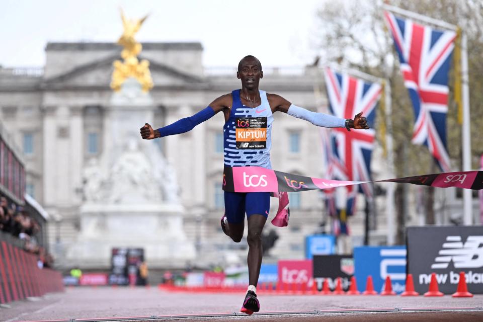Kelvin Kiptum, ici remportant le marathon de Londres en Angleterre, le 23 avril 2023. 