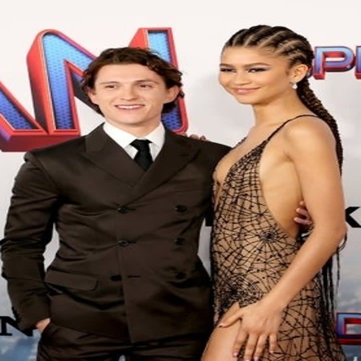 Tom et Zendaya posent pour une photo bras dessus bras dessous