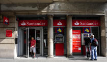 El nuevo ejercicio comienza con un incremento de las comisiones a los clientes. Santander cobrará por sus cuentas 1,2,3 y Día a Día. BBVA también endurecerá sus condiciones para los clientes menos vinculados. (AP Photo/Manu Fernandez)