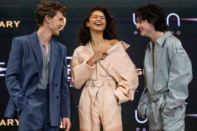 Austin Butler, Zendaya y Timothee Chalamet se mostraron muy divertidos ante las cámaras de los fotógrafos en Seúl. Allí Zendaya se mostró muy futurista y se robó todas las miradas con su diseño rosa pastel en composé con el de su coprotagonista Chalamet