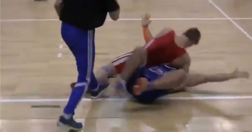 有看過籃球比賽打到雙方球員在地上扭成一團嗎？（圖／翻攝自YouTube）
