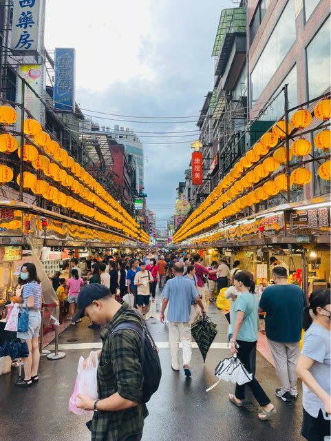 基隆廟口下午下完後，無風無雨，且路上人潮不少。（圖／翻攝自PTT）