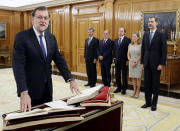 Spain's Prime Minister Mariano Rajoy (L) takes his oath during a ceremony at Zarzuela Palace in Madrid, Spain, October 31, 2016. REUTERS/Angel Diaz/POOL