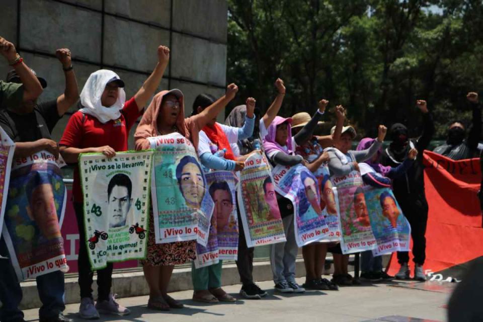 Madres de los estudiantes de Ayotzinapa desaparecidos protestan frente a la Estela de Luz.