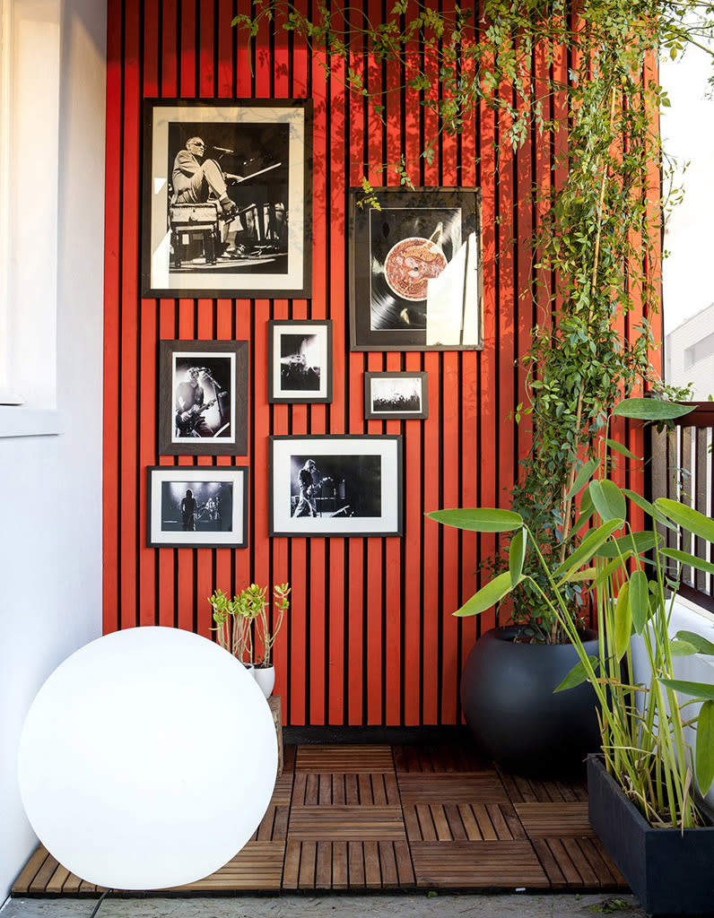 Ne pas accrocher que des petits cadres sur le mur du balcon