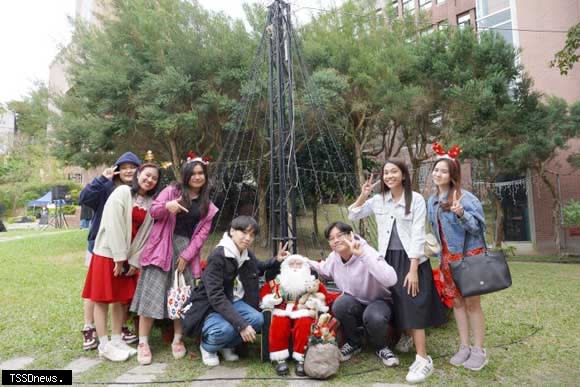 大葉大學境外學生在聖誕布置前開心合影。（記者方一成攝）